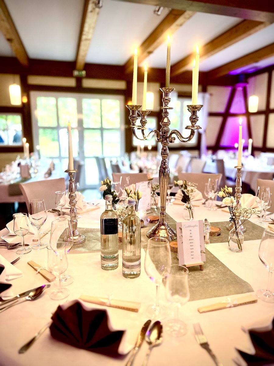 Festlich gedeckte Hochzeitstafel mit Kerzenleuchtern