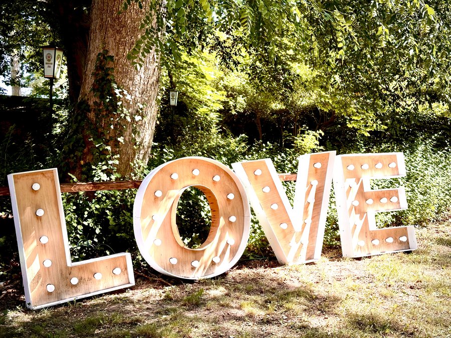 LOVE Lichtschriftzug im Garten